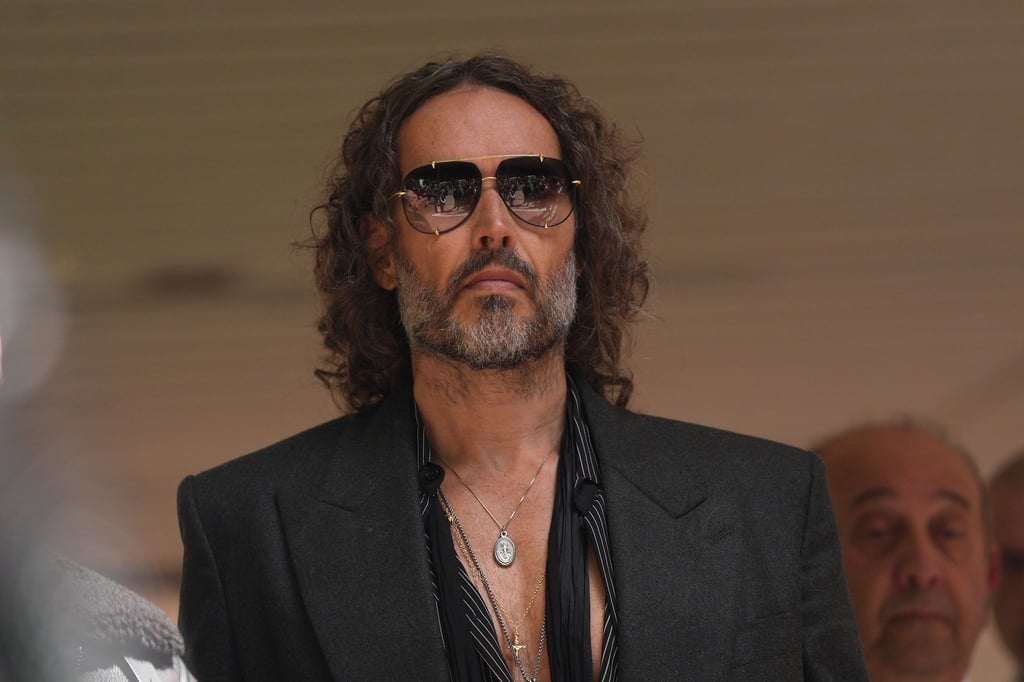 Russell Brand muss trotz der schweren Vorwürfe wegen mutmaßlich sexueller Übergriffe nicht in Untersuchungshaft. (Archivfoto)