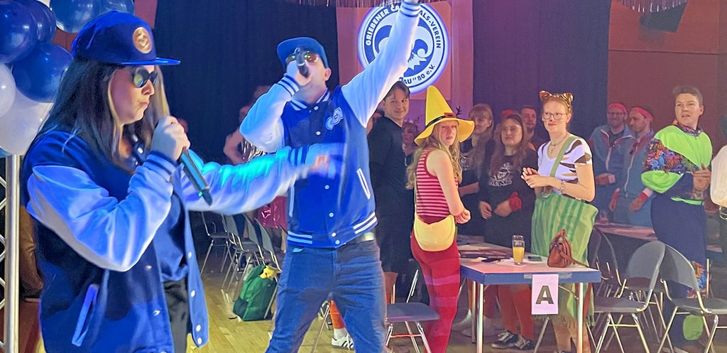 Annemarie Hellwig und Tobias Eckardt als rappende Stimmungskanonen „Marianne und Michael“ wurden in Grieben ausgiebig gefeiert.