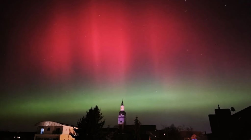 Polarlichter über der evangelischen St. Trinitatiskirche in Genthin. 
