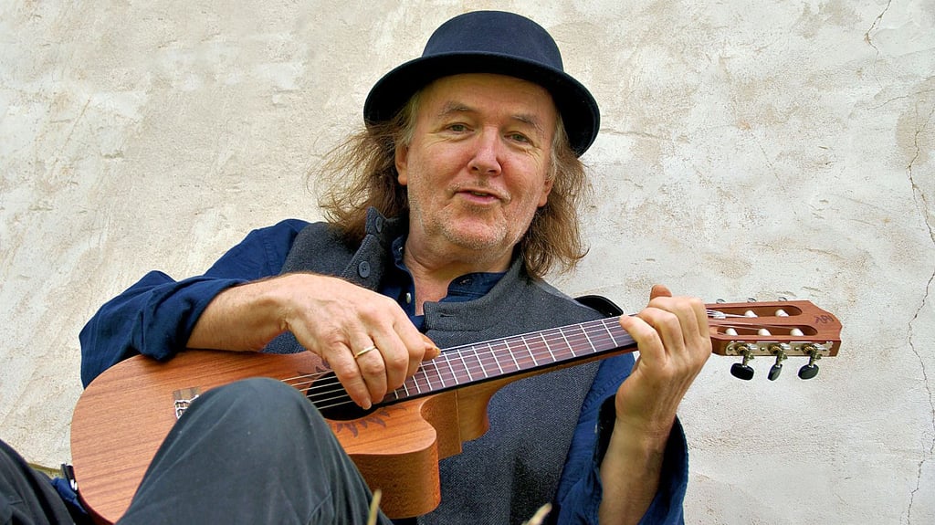 Gerhard Schöne, geboren 1952 als Sohn eines Pfarrers, lebt heute in Meißen. 