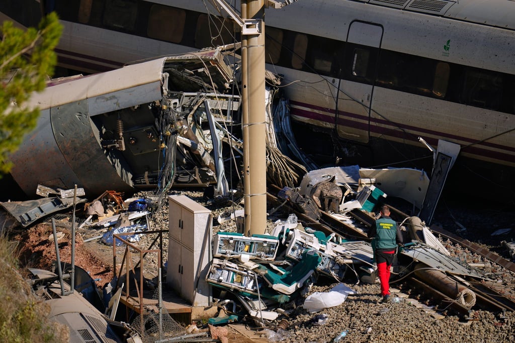 Eine Sechsjährige hat als einzige ihrer Familie das schwere Zugunglück in Spanien überlebt. Ihre Eltern, ein Bruder und ein Cousin starben in den Trümmern.