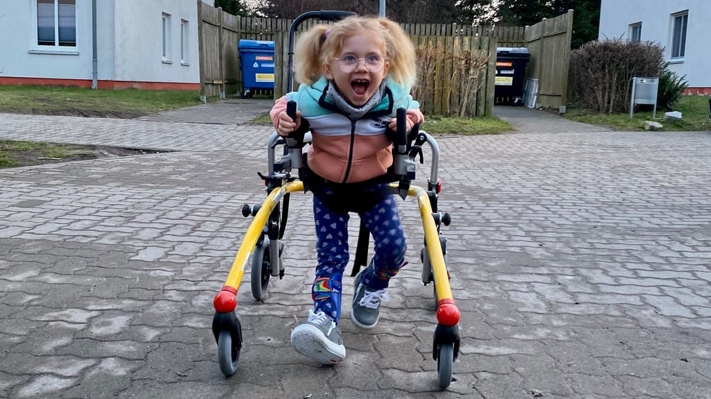 Dank eines Gehtrainers ist es der sechsjährigen Lina aus Stapelburg wieder möglich, sich zumindest für einige Schritte selbstständig zu bewegen.