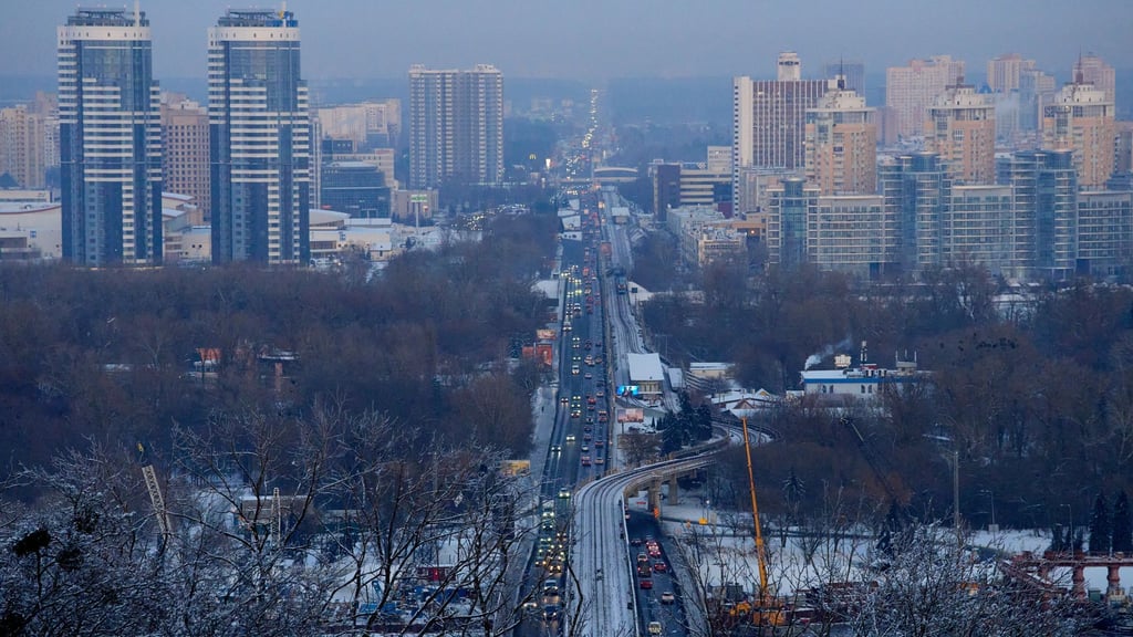 In den Stadtteilen Kiews am linken Ufer des Flusses Dnipro ist nach neuerlichen russischen Angriffen neben der Wärme- auch die Wasserversorgung ausgefallen. (Archivbild)