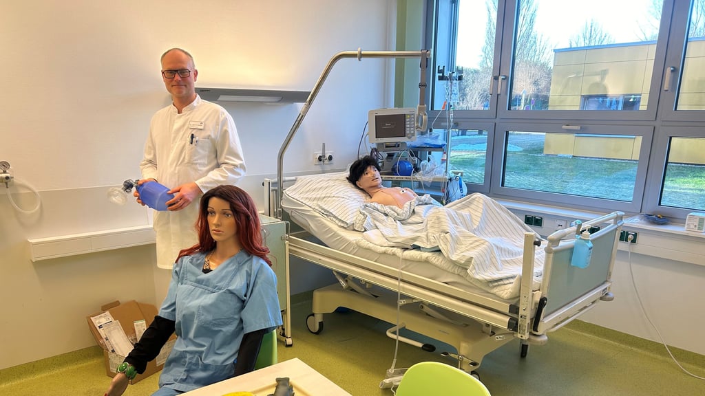 Dr. Reinhard Ebbeler, Facharzt für Hygiene im Klinikum Magdeburg, im Test-Zimmer. Zwölf Hygiene-Fehler können hier gefunden werden. 