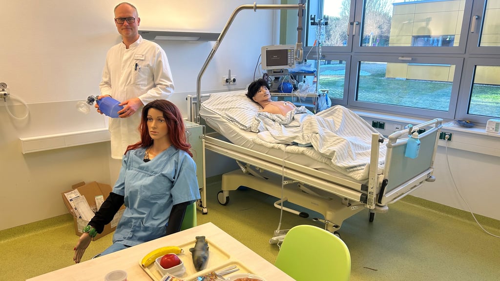 Dr. Reinhard Ebbeler, Facharzt für Hygiene im Klinikum Magdeburg, im Test-Zimmer. Zwölf Hygiene-Fehler können hier gefunden werden. 