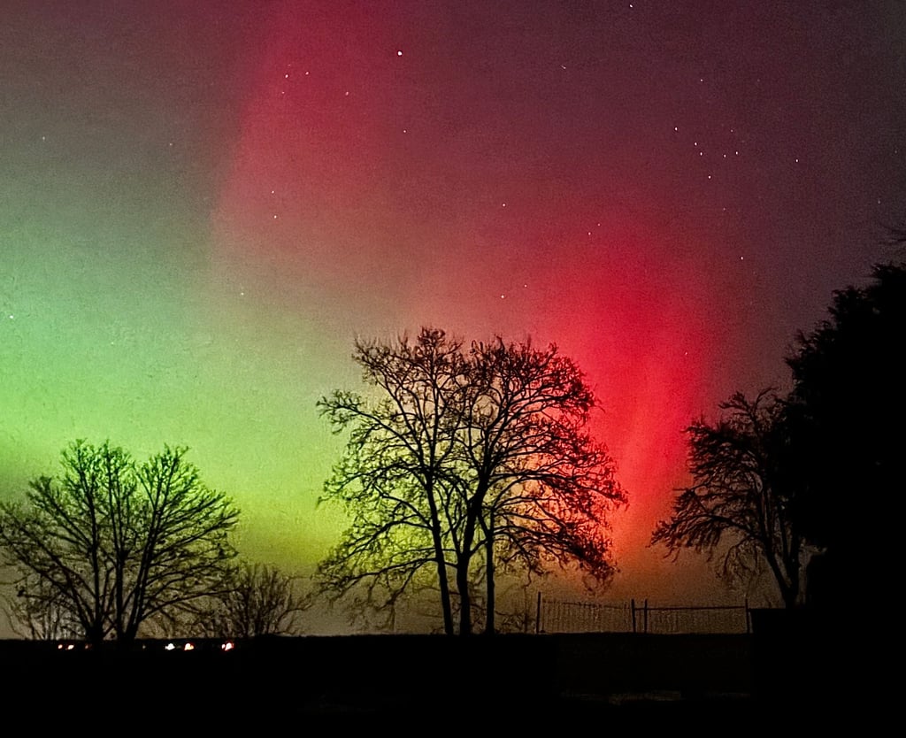 Auch vor den Toren Dessaus, wie hier in Quellendorf, waren die Polarlichter gut zu sehen. MZ-Leserin Josefin Mimel hat das Spektakel in der Nacht mit ihrem Handy festgehalten.