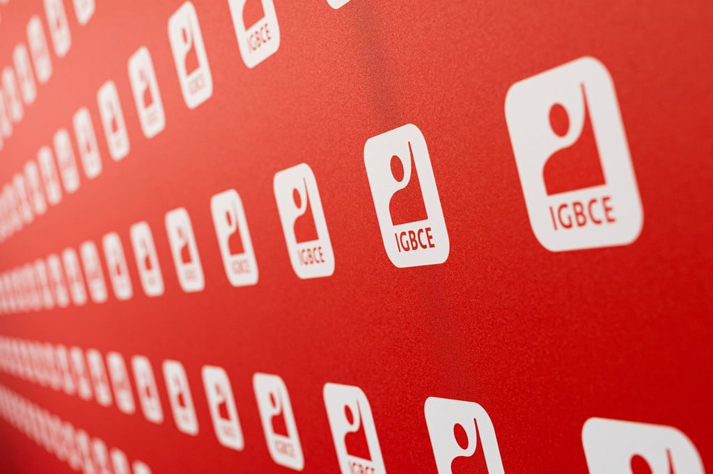 Die Gewerkschaft IG BCE pocht auf verbindliche Regelungen zur Beschäftigungssicherung. (Archivbild)