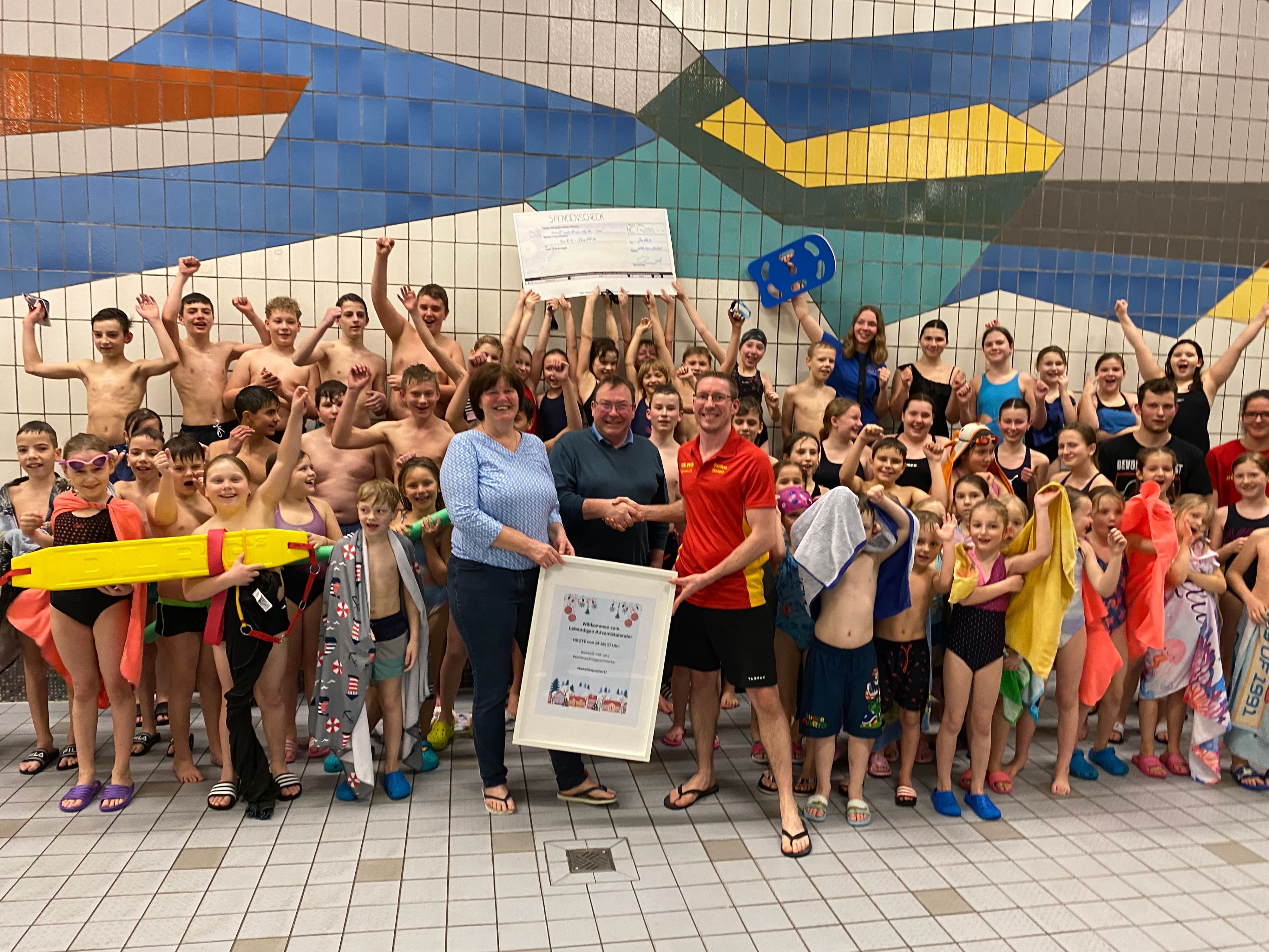 Spende aus dem „Lebendigen Adventskalender“: Familie Ewert unterstützt DLRG-Nachwuchs in Genthin