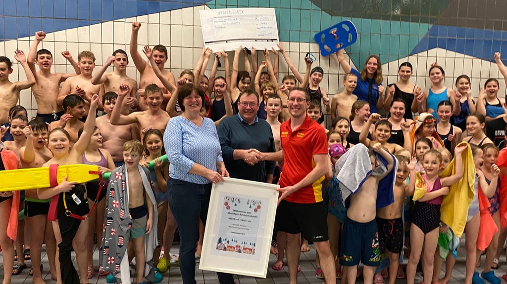 Jubel des Genthiner DLRG-Nachwuchses über Spendenübergabe von Ute und Peter Ewert. 