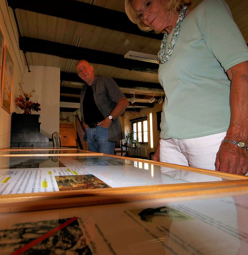 Besucher in der Heimatstube in Calbe bei der Sonderausstellung über Preußen.