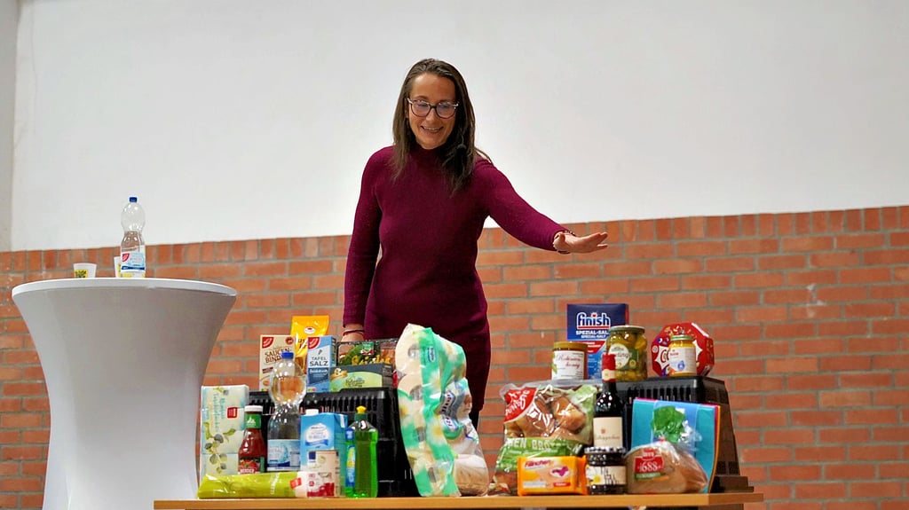 "Unser Schopp"-Gründerin Sandy Hoppert präsentiert einen Teil des Sortiments. 