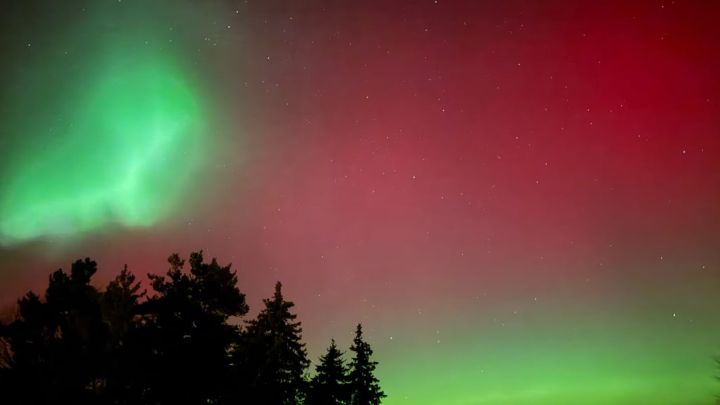 Jorgino Pein aus Bittkau gelang dieser Schnappschuss vom Zusammenspiel der Farben der Polarlichter.