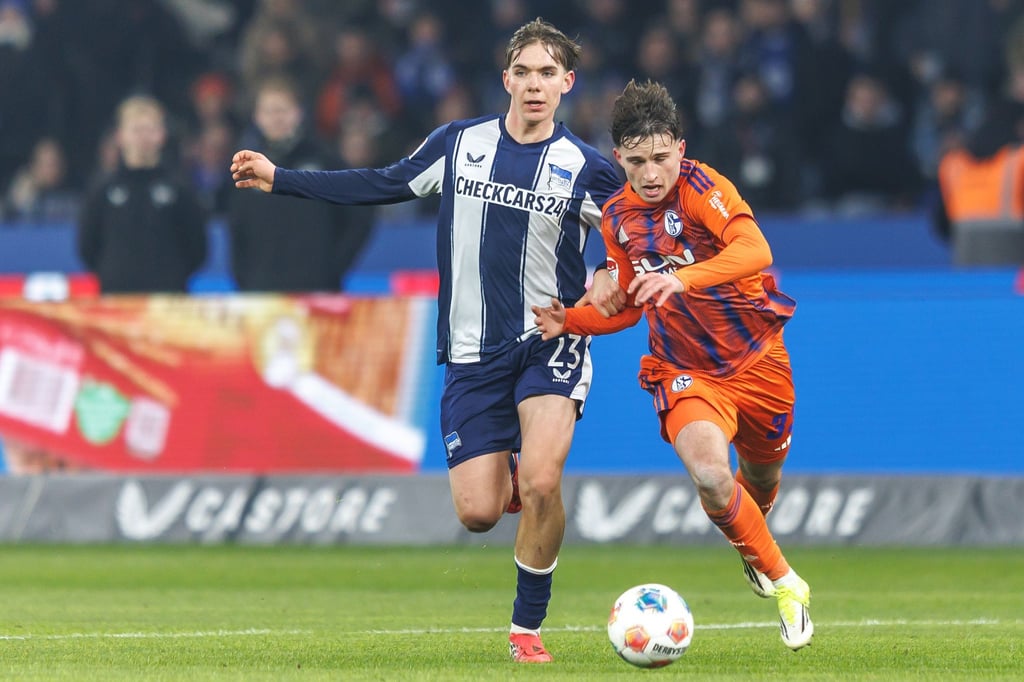 Hertha Jungstar Kennet Eichhorn (l.) hat sich am Sprunggelenk verletzt.