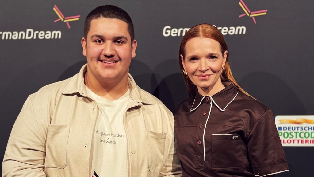 Max Schneller aus dem Saalekreis mit Schauspielerin Karoline Herfurth bei der Preisverleihung der German Dream Awards in Berlin.