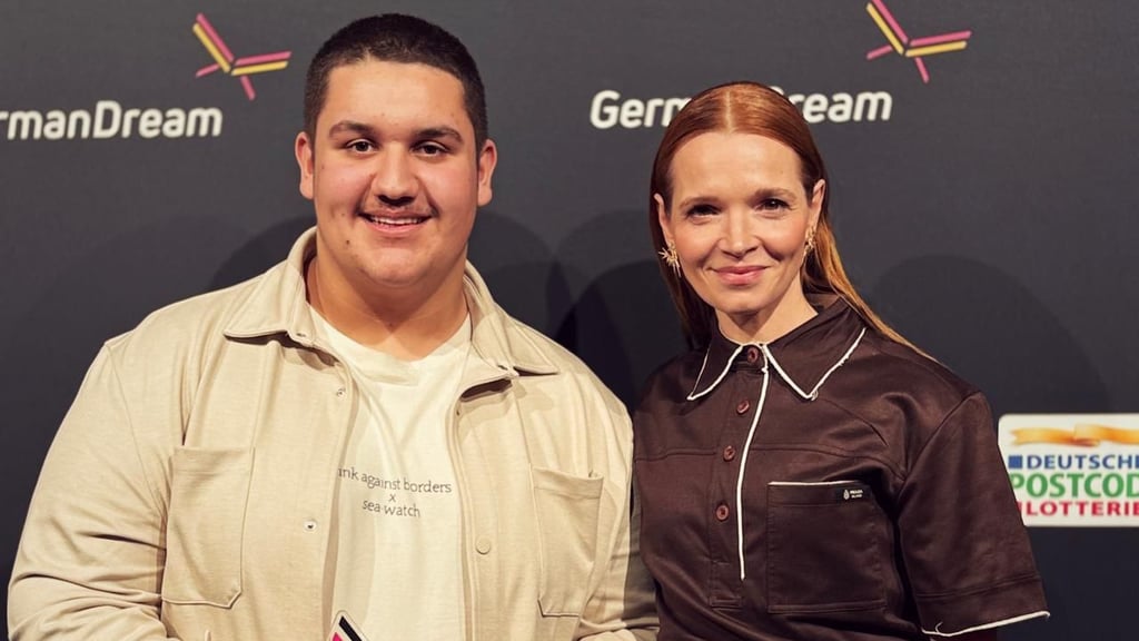 Max Schneller aus dem Saalekreis mit Schauspielerin Karoline Herfurth bei der Preisverleihung der German Dream Awards in Berlin.