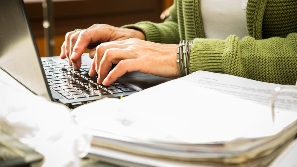 Eine gute Ordnung ist die halbe Miete: Wer sämtliche für die Steuererklärung relevanten Belege an einem Ort abheftet, hat es bei der Erstellung später leichter.