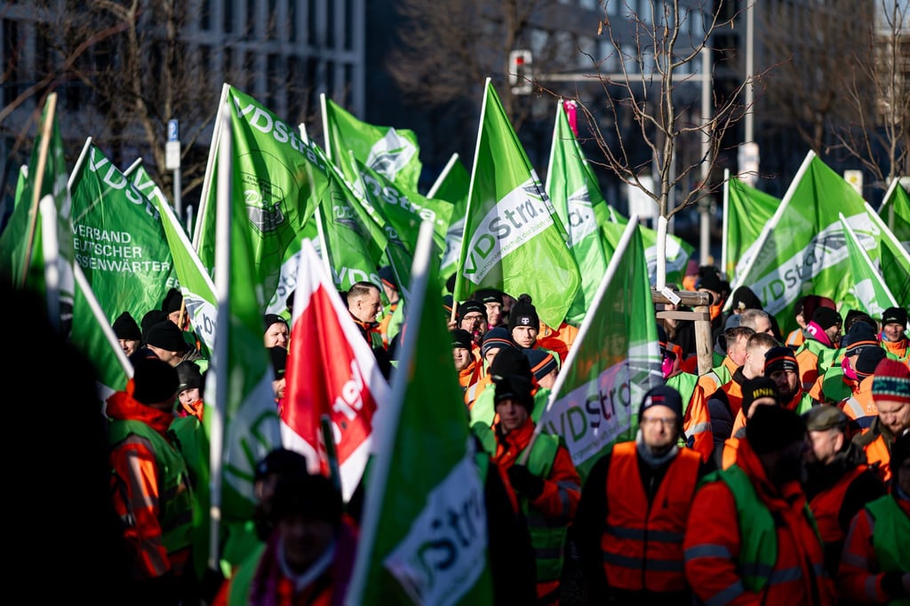 Beschäftigte der bundeseigenen Autobahn-Gesellschaft traten am Dienstag in einen Warnstreik.