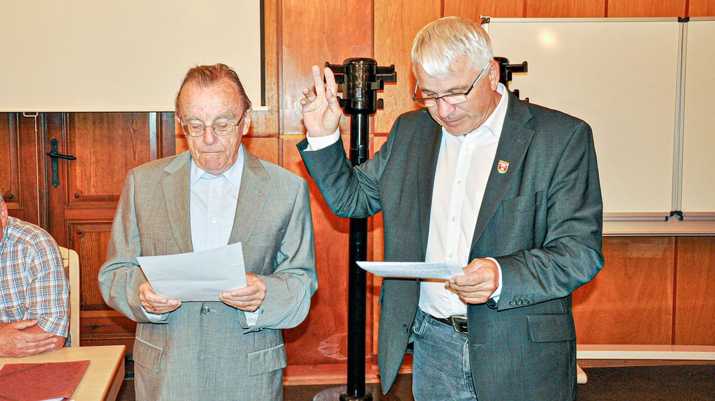 Zum Beginn seiner dritten Amtszeit Anfang Oktober 2019 war  Reinhard Luckner vom ältesten Stadtratsmitglied Jürgen Riehl (links) im Sitzungssaal des Egelner Rathauses als Bürgermeister vereidigt worden. 