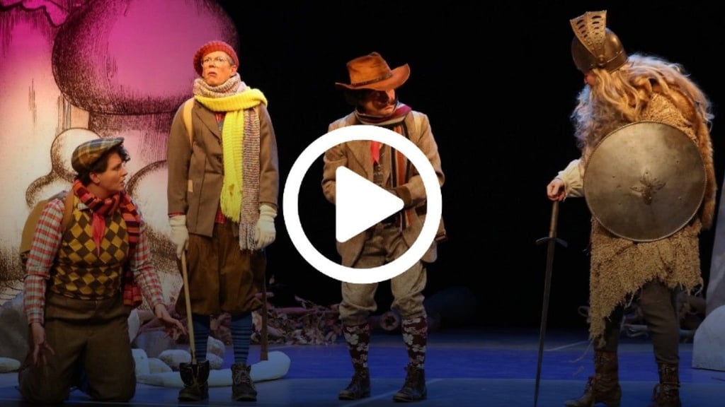 Wurden von ihrem Onkel auf eine abenteuerliche Reise zum Mittelpunkt der Erde geschickt (v.l.): Alexandra (Jorien Gradenwitz), Vincent (Vincent Göhre), Alexander (Alexander Schumann). Dort angekommen, treffen sie auf den Ur-Ur-Ur-Ur-Ahn ihres Onkels (Andrej Kaminsky).