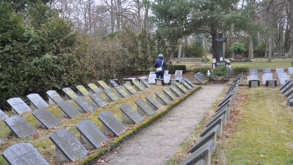 Eine Seite des Gräberfeldes für die Diakonissen auf dem städtischen Friedhof in Genthin.