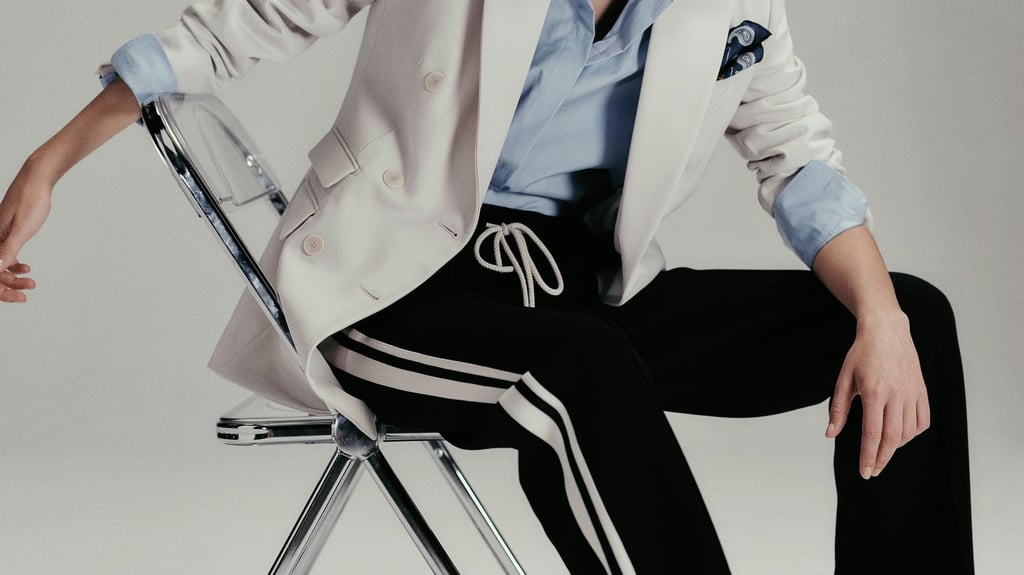 Machen den Jogginghosen-Look schick: Blazer und Blusen. Hier ein Beispiel von Max Mara (Blazer ca. 1.829 Euro, Hemdbluse ca. 319 Euro, Hose ca. 219 Euro, Tuch ca. 105 Euro).