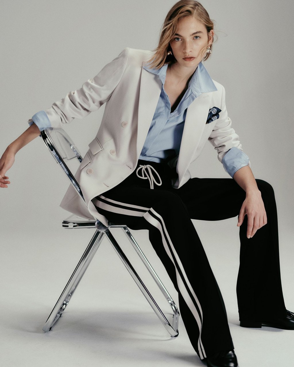 Machen den Jogginghosen-Look schick: Blazer und Blusen. Hier ein Beispiel von Max Mara (Blazer ca. 1.829 Euro, Hemdbluse ca. 319 Euro, Hose ca. 219 Euro, Tuch ca. 105 Euro).