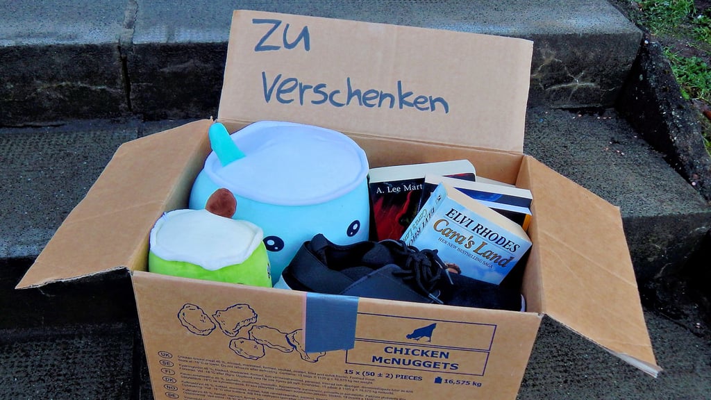 Eine „Zu verschenken“-Kiste am Straßenrand. Doch diese sind nicht einfach so erlaubt. Es können hohe Bußgelder drohen.