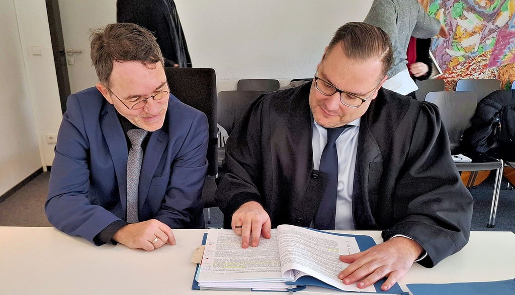 Jakob Uwe Weber (l.) und sein Anwalt Michael Franke haben gegen die Sitzverteilung im Mosigkauer Ortschaftsrat geklagt.