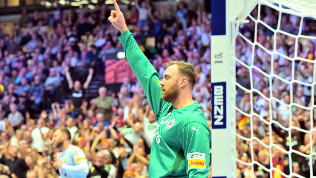 Torwart Andreas Wolff hat sich für die EM-Schützenhilfe von Österreichs Handballern bedankt.