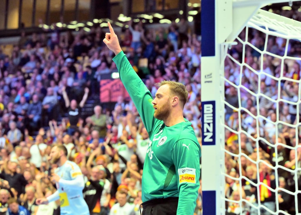 Torwart Andreas Wolff hat sich für die EM-Schützenhilfe von Österreichs Handballern bedankt.
