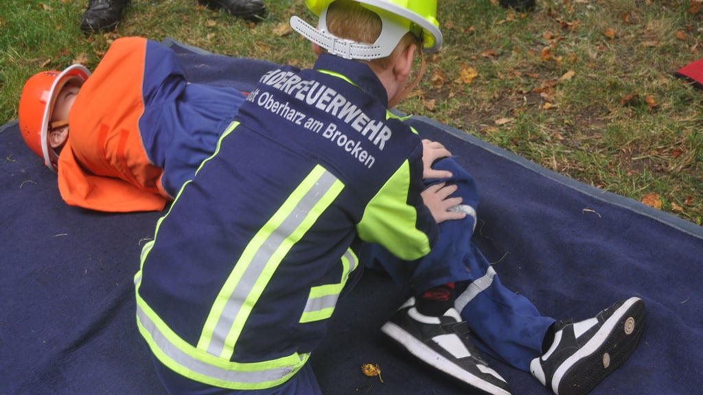 Die Gewinnung von Nachwuchs ist eine der Herausforderungen bei der Oberharzer Wehr. Hier übt der Nachwuchs die stabile Seitenlage.