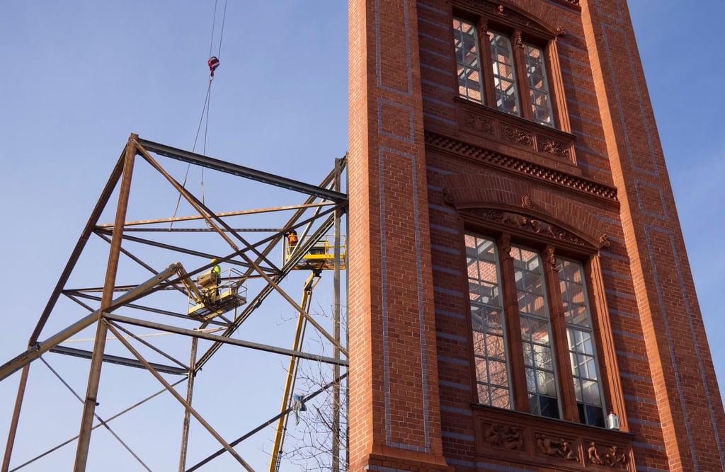 In Berlin-Mitte erinnert gegenüber dem Humboldt-Forum eine gemauerte Ecke an die Bau-Akademie von Karl Friedrich Schinkel. (Archivbild)