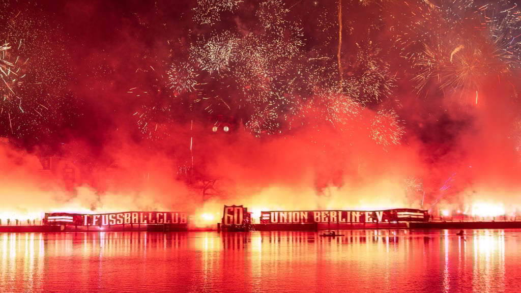 Die Fans von Union Berlin veranstalteten ein riesiges Feuerwerk zum Club-Geburtstag.