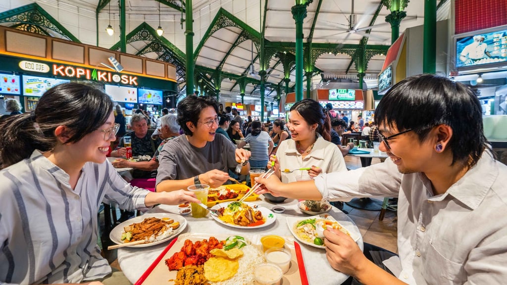 Lau Pa Sat im Business District: Diese historische Markthalle in einem viktorianischen Eisenbau aus dem 19. Jahrhundert gilt als eines der schönsten Hawker-Zentren in Singapur.