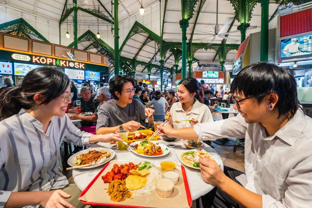 Lau Pa Sat im Business District: Diese historische Markthalle in einem viktorianischen Eisenbau aus dem 19. Jahrhundert gilt als eines der schönsten Hawker-Zentren in Singapur.