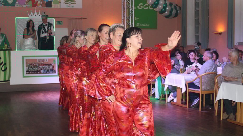 Das Altweiberballett des SCC in feuerrot machte großen Eindruck.