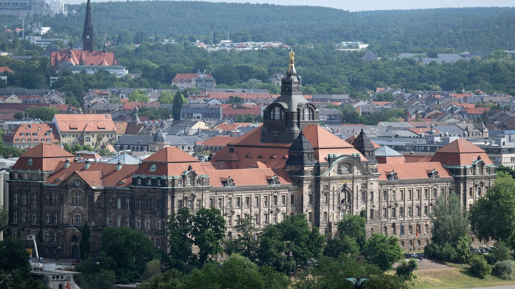 Das sächsische Kabinett lässt von den Ministerien Vorschläge für eine umfassende Staatsmodernisierung prüfen (Archivbild).