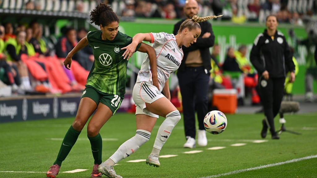 Die Nationalspielerinnen Cora Zicai (l) vom VfL Wolfsburg und Bayerns Giulia Gwinn hoffen auf einen Schub für die Bundesliga. (Archivbild)