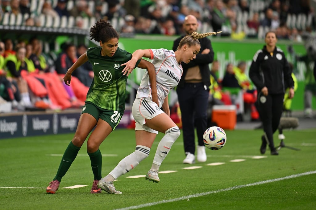Die Nationalspielerinnen Cora Zicai (l) vom VfL Wolfsburg und Bayerns Giulia Gwinn hoffen auf einen Schub für die Bundesliga. (Archivbild)