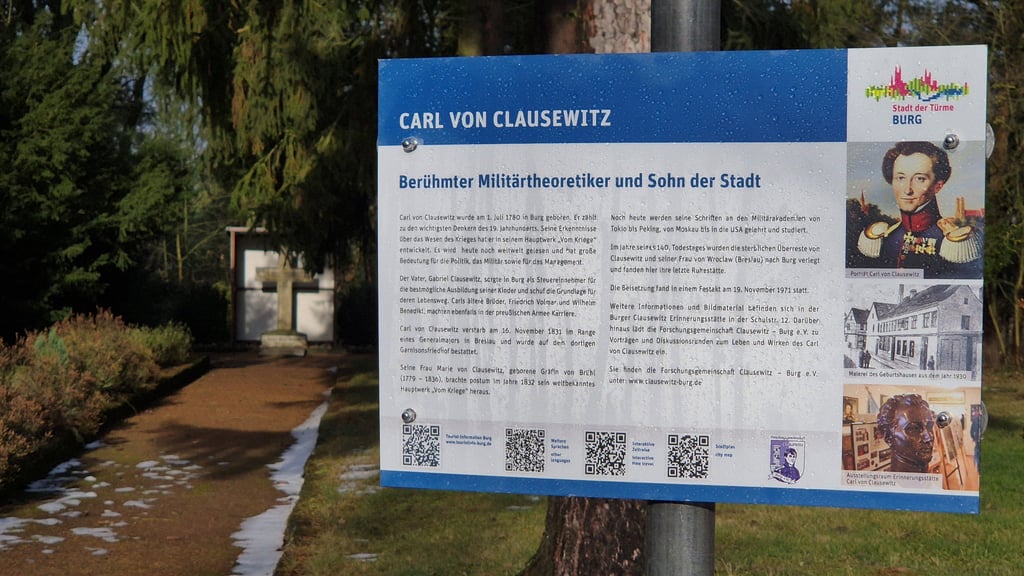 Die neue Tafel weist auf Clausewitz' Grab auf dem Ostfriedhof in Burg hin.