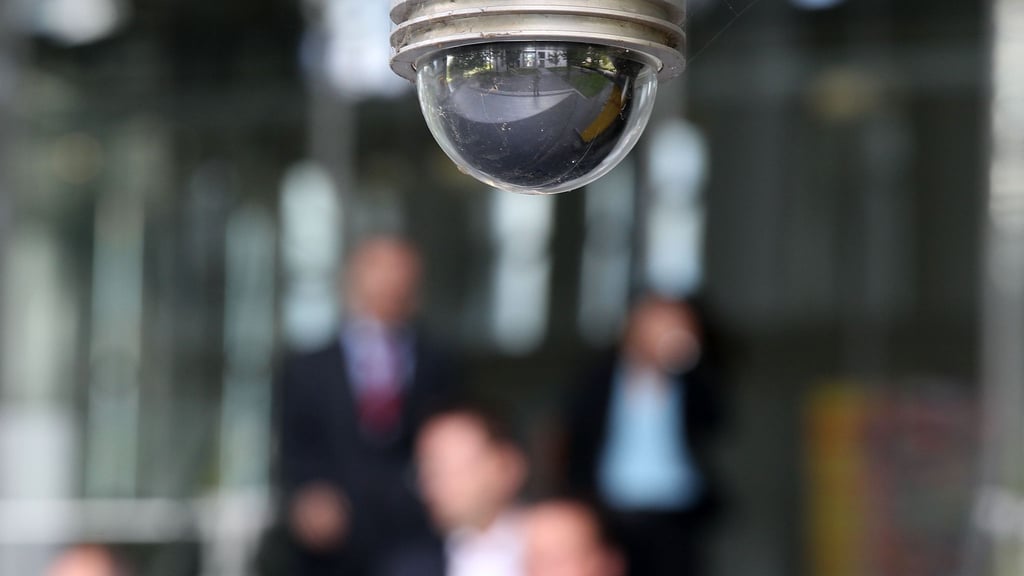 Überwachungskameras am Arbeitsplatz dürfen zum Beispiel zum Schutz vor Sachbeschädigung oder Diebstahl verwendet werden.