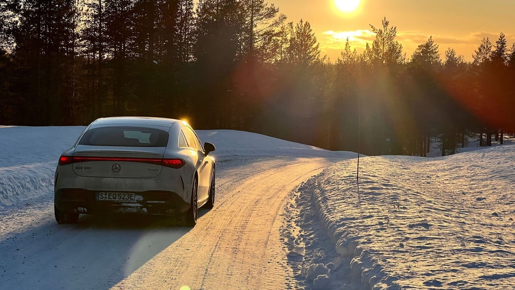 Wenn die Sonne im Winter tief steht, steigt für Autofahrer die Blendgefahr.