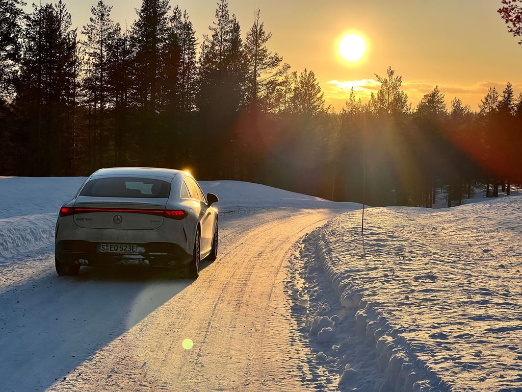Wenn die Sonne im Winter tief steht, steigt für Autofahrer die Blendgefahr.