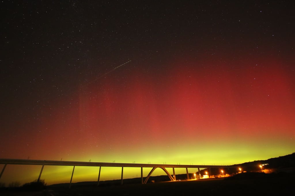 „Ein fantastisches Naturschauspiel am Nachthimmel, pure Magie“, schrieb Manja Krawetzke. Sie hat die ICE-Trasse bei Karsdorf im besonderen Licht fotografiert. 