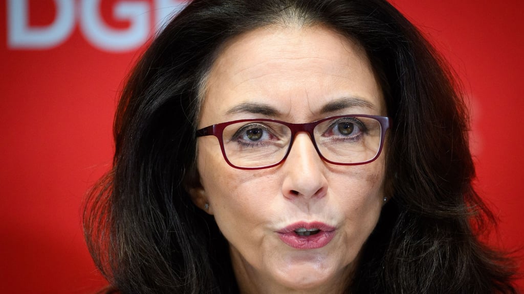 DGB-Chefin Yasmin Fahimi wendet sich strikt gegen Leistungskürzungen der Sozialsysteme.