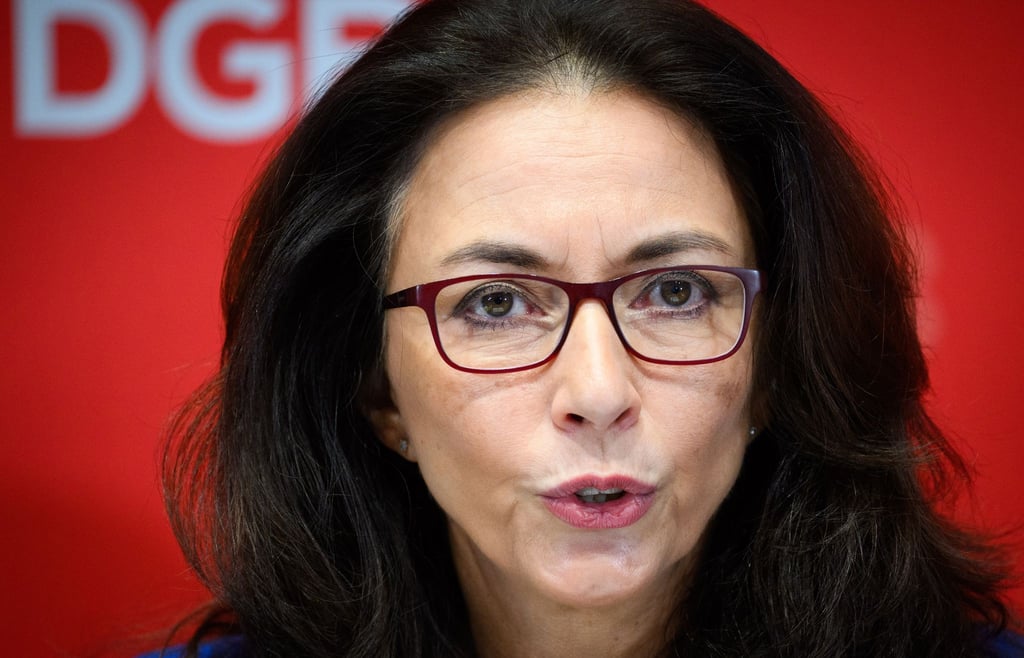 DGB-Chefin Yasmin Fahimi wendet sich strikt gegen Leistungskürzungen der Sozialsysteme.