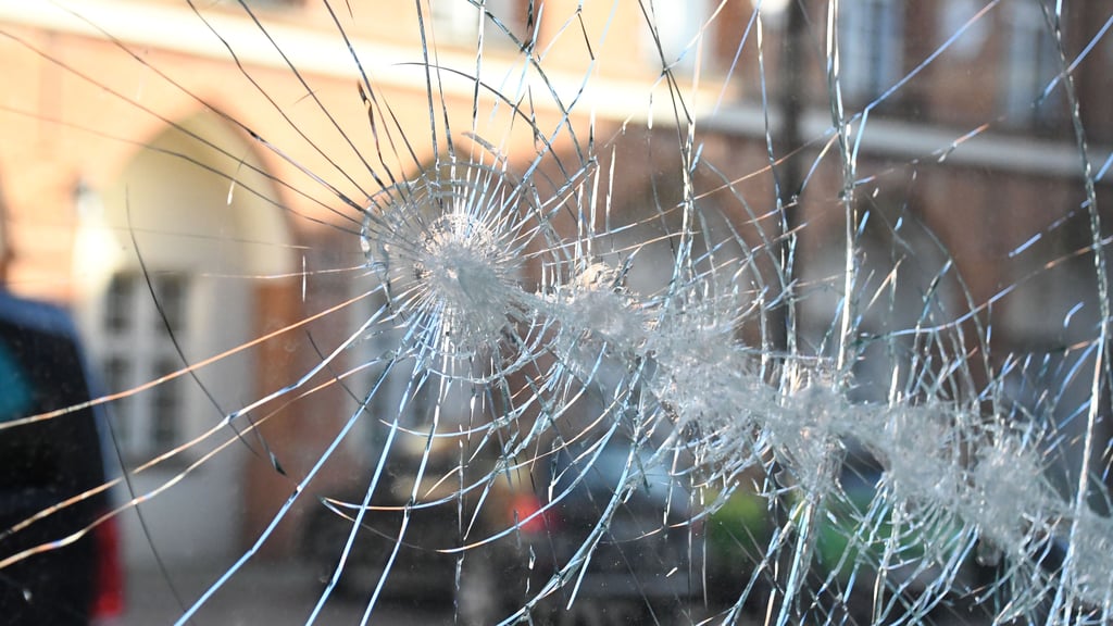 Entlang der Nikolaistraße und der Ernst-Thälmann-Straße hatte ein 32-Jähiger 18 Fensterscheiben zerstört.