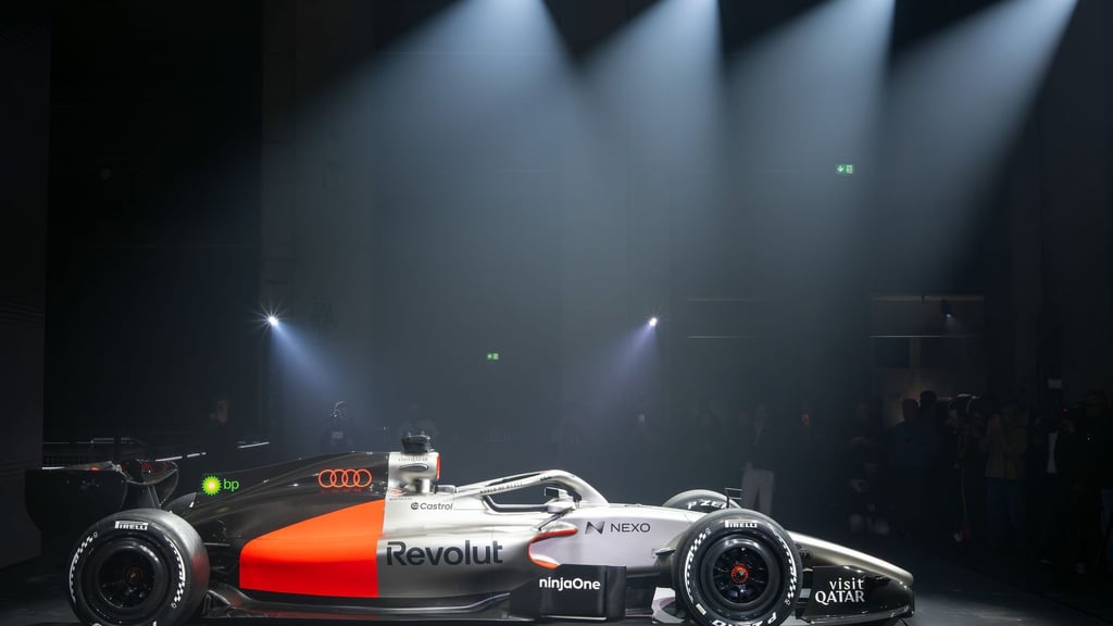 Lackierungsgeheimnis gelüftet: Der Rennwagen R26 von Audi Revolut für die Formel 1 wurde von Scheinwerfern beleuchtet.