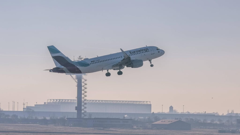 Ein Eurowings-Flieger hebt am Flughafen Leipzig/Halle ab. Das Land Sachsen-Anhalt als Miteigentümer muss den Flughafen jedes Jahr mit Millionen Euro Steuergeld unterstützen, um eine Insolvenz zu vermeiden.&nbsp;