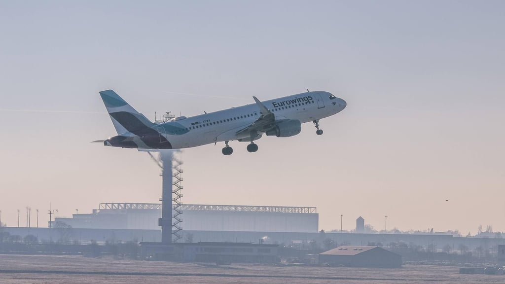 Ein Eurowings-Flieger hebt am Flughafen Leipzig/Halle ab. 